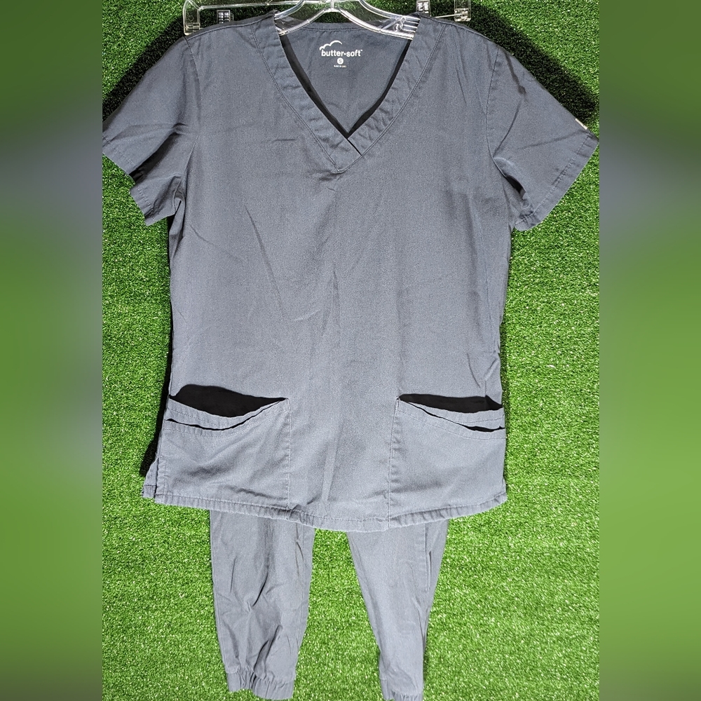 Butter soft 2 piece set of scrubs size small cargo pockets and elastic ankle